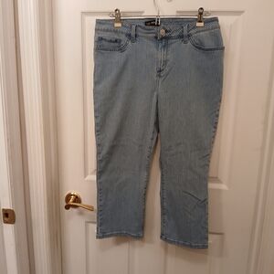 Lee Regular Fit Mid Rise Capri Jeans Women's Size 12M Blue Pin Stripe.